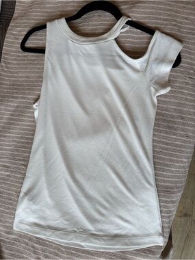 BCBGMaxAzria White Asymmetric Cutout Ribbed Tank